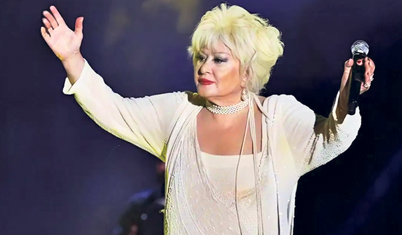 Şarkıların gözüne gözüne bakıp okuyordu