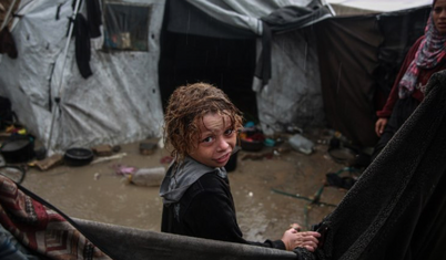 Gazze'de sel: On binlerce çadır sular altında