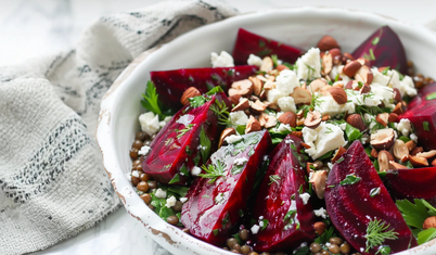 Kavrulmuş pancar, mercimek ve fındıklı salata