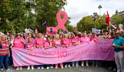 Meme kanseri skandalı: İspanya'da yüzlerce kadın "Bağışlamak yok" sloganları attı