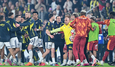 Futbolcular arasında gerginlik: Derbi öncesi saha karıştı