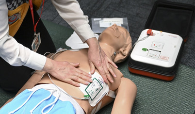 Ani kalp durması vakalarına müdahale için havalimanı, okul ve AVM'lere otomatik şok cihazı geliyor