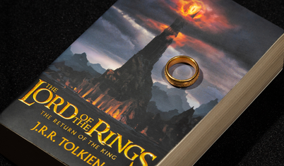Tolkien'in Yüzüklerin Efendisi üçlemesinin ilk kopyalarından biri rekor fiyata alıcı buldu