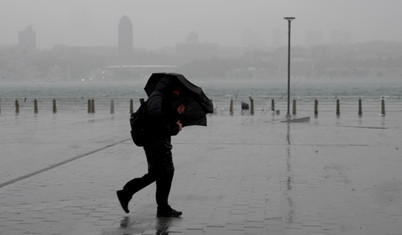 AKOM "dikkat" diyerek duyurdu: İstanbul'da sıcaklık düşüyor, yağışlar yeni haftaya kadar sürecek