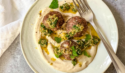 Naneli salsa verde soslu kuzu köfteleri