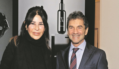 SUZI X ‘fiziksel’ adımı Vakko mağazasında attı