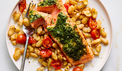 Domates ve beyaz Fasulye ile pestolu fırın somon