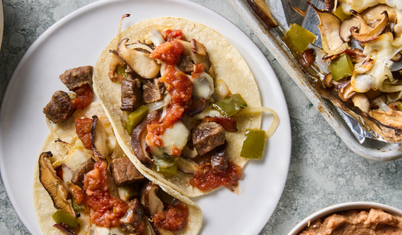 Fırın Tepsisinde Biftekli ve Biberli Taco