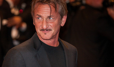 Oscar törenine katılmayan Sean Penn'e Ukrayna'dan özel 'Oscar': Savaşta hasar gören vagondan yapıldı