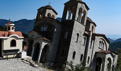 Pisa Kulesi'ni gölgede bırakan eğik kilise: Baş dönmesine neden oluyor