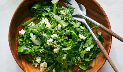 Kuşkonmazlı feta salatası