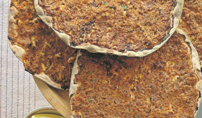 Şimdi de evde lahmacun yapmaya soyundum