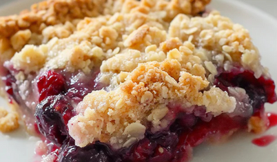Orman meyveli ve vişneli crumble