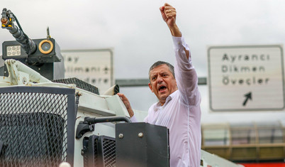 Özgür Özel, TBMM önünde konuştu: Parti işgalden kurtulana kadar genel merkezimiz TBMM'dir!