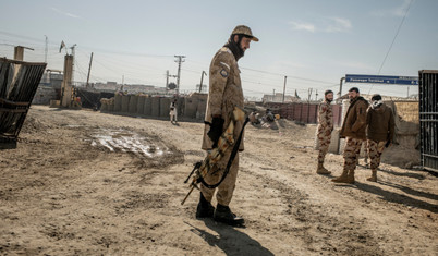 İran'da barış için arabulucu olan Pakistan, Afganistan ile savaştan neden vazgeçmiyor?