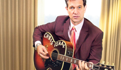 Yıllara meydan okuyan Chris Isaak: “Neyse ki sesim hâlâ her notaya çıkabiliyor ve istediğim gibi şarkı söyleyebiliyorum”