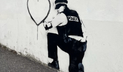 Banksy’nin eseri sanıldı: Britanya’nın Hove sahilinde ‘kalp çizen polis’ belirdi