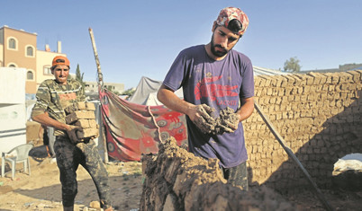 Çaresiz Gazzeliler evlerini kerpiçten yapıyor