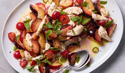 Acılı misket limonu sosuyla erik ve mozzarella salatası