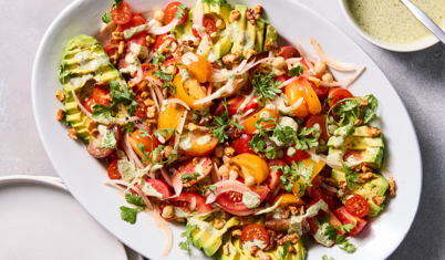 Kremamsı feta soslu domates ve avokado salatası