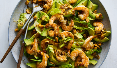 Yer fıstığı soslu karides ve avokado salatası