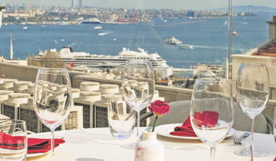 Müze terasında fine dining Türk yemekleri
