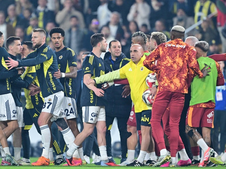 Futbolcular arasında gerginlik: Derbi öncesi saha karıştı