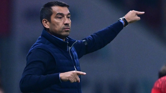 Giovanni van Bronckhorst: Galatasaray'ın neden 9-10 kişi kalmadığını anlamıyorum