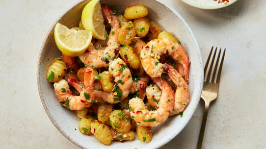 Tek tavada karidesli scampi ve kızarmış gnocchi