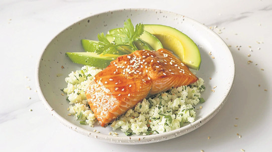 Miso soslu somon ve kişnişli karnabahar pilavı
