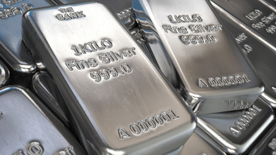 Gümüş rekor sonrası geriledi, altın yedi haftanın zirvesinde