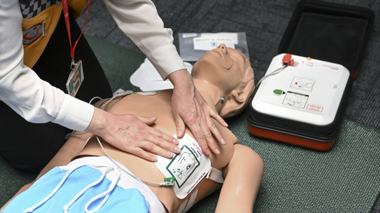 Ani kalp durması vakalarına müdahale için havalimanı, okul ve AVM'lere otomatik şok cihazı geliyor