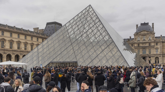 Louvre Müzesi'nde grev alarmı: Paris’in sembolü kapanma tehlikesiyle karşı karşıya