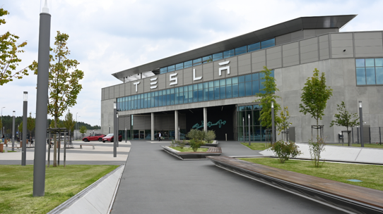 Tesla, yıllardır beklenen Roadster'ı 1 Ekim 2026'da tanıtacak