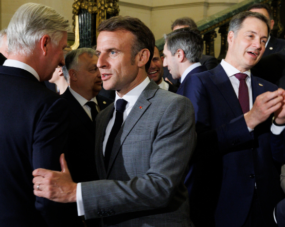 Macron yine Kraliyet Protokolü'nü ihlal etti