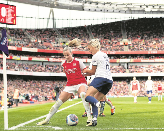 Maç başı 50 bin seyirci Arsenal’li kadınlara Emirates kapılarını açtı