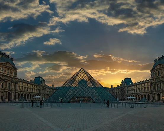 Louvre'da önce hırsızlık, şimdi sızıntı: 400 kitap hasar gördü