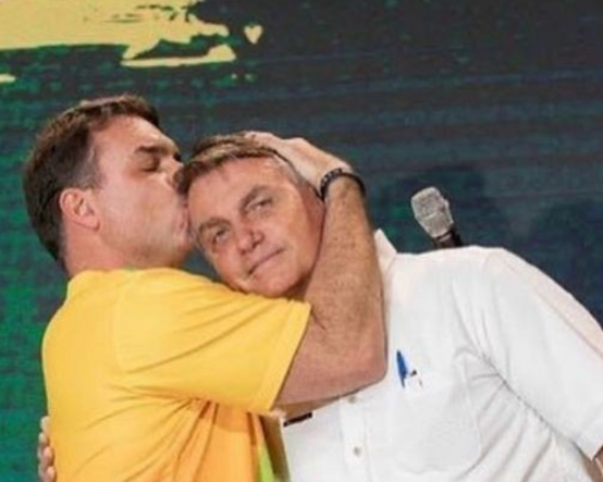 Baba hapiste, tüm aile yerini doldurmaya çalışıyor: Oğul Bolsanaro, Brezilya'da başkanlığa aday oldu