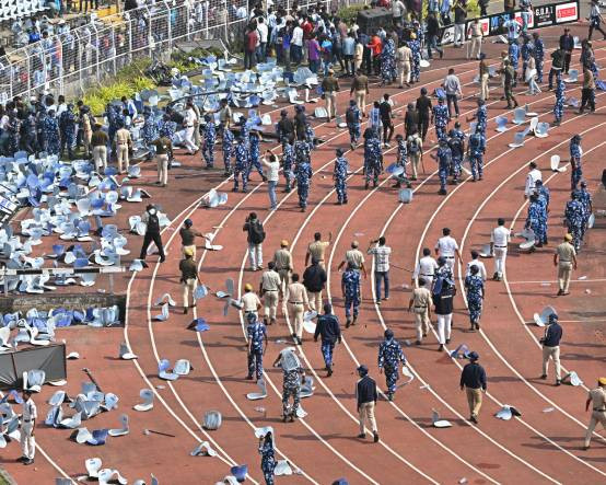 Hindistan'da Messi kaosu: Taraftarlar sahayı bastı, organizatör gözaltında