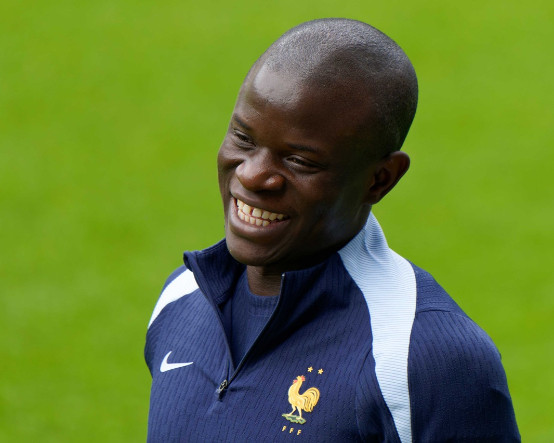 Yılan hikayesine dönen transferde mutlu son: N'Golo Kante resmen Fenerbahçe'de