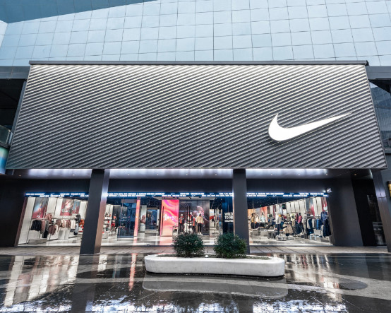 Nike hisselerinde yüzde 45'lik çakılma: 57 milyar dolar yok oldu, emeklilikten dönen CEO çöküşü durduramadı