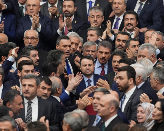 TBMM'de olaylı oturum: Akın Gürlek'in yemin töreninde yumruk yumruğa kavga