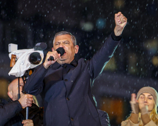 "İBB yargılaması üç ay ertelenebilir" diyen Özgür Özel: Masum insanları adalet karşısından kaçırırsanız, o gök kubbeyi tepenize yıkarız