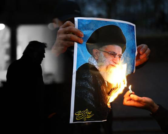 The Telegraph analizi: ABD ve İsrail'in saldırıları Hamaney'i tahttan indirebilir mi?