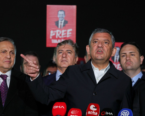 Tanju Özcan'ı ziyaret eden Özgür Özel: İcbar yoluyla irtikabın patenti olsa Tayyip Bey’den başkası kullanamaz