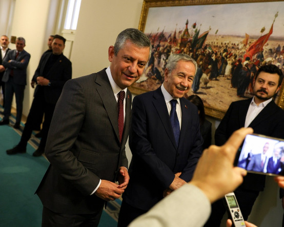 Özgür Özel'den Bülent Arınç'a ziyaret: "İki hemşehri bir araya gelince güneşin altındaki her şey gündemdir"