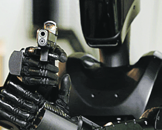 Eli silah tutan robotlar