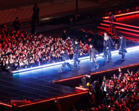 Tarihi geri dönüş: BTS yıllar sonra tam kadro sahneye çıktı