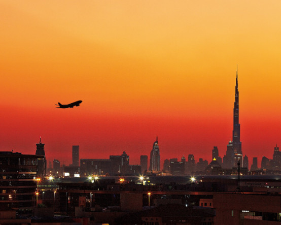 İran'ın Dubai Havalimanı'na fırlattığı füzeler uçaklara zarar verdi