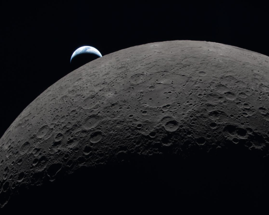 7 bin kilometreden kraterler böyle görünüyor: Artemis II mürettebatı Ay ve Dünya'nın 'selfie'sini çekti